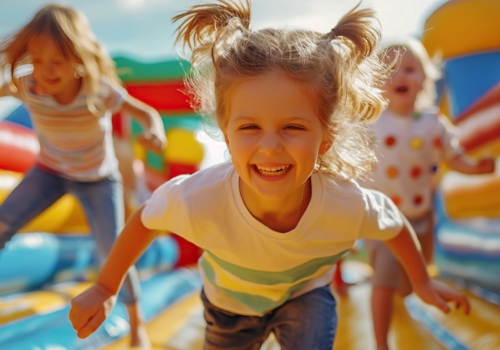 Fröhliche Kinder auf einer Hüpfburg