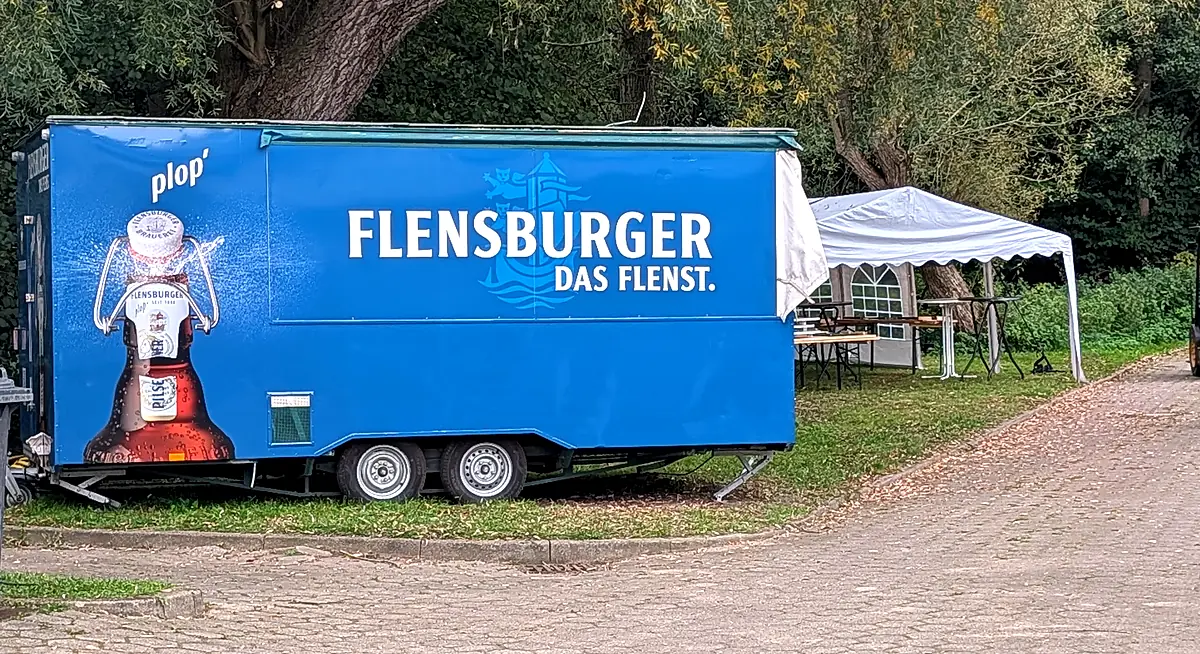 Flensburger Bierwagen mit Pavillon beim Vereinsfest