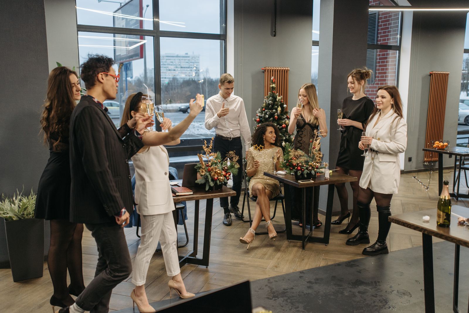 Team feiert Firmenweihnachtsfeier mit Weihnachtsbaum