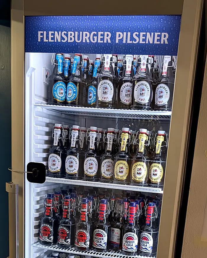 Flensburger Getränkekühlschrank, gut gefüllt