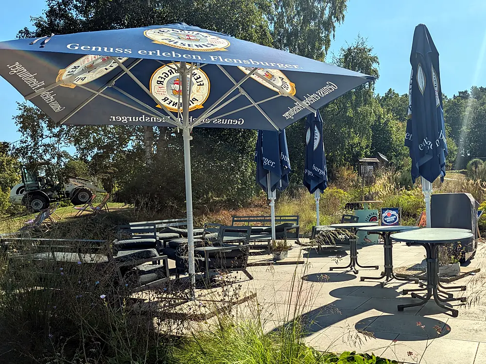 Flensburger Sonnenschirme auf einer Terrasse