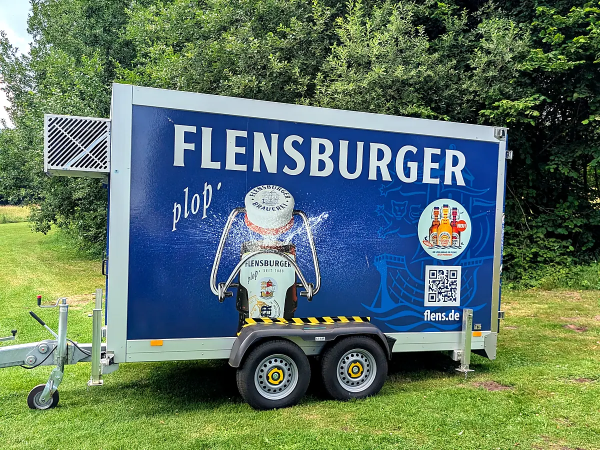 Flensburger Kühlanhänger von EVENTFACTORY24 auf einer Wiese