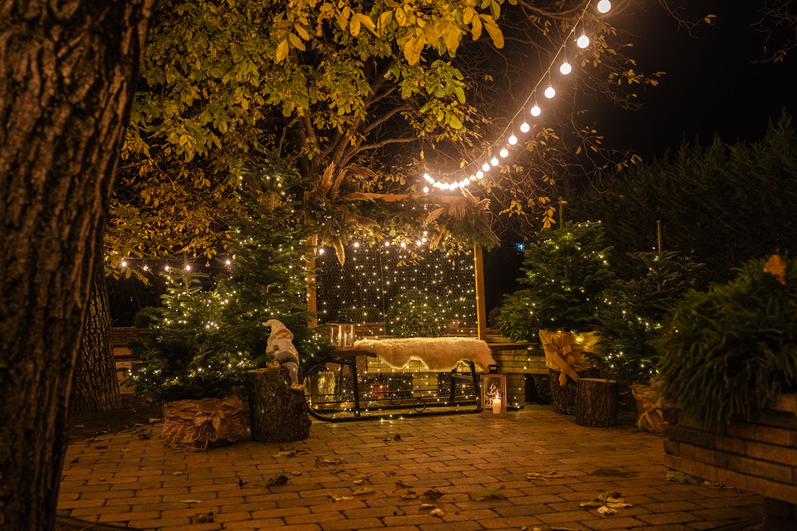Winterliche Außenlocation mit Lichterketten und Weihnachtsdeko für die Weihnachtsfeier